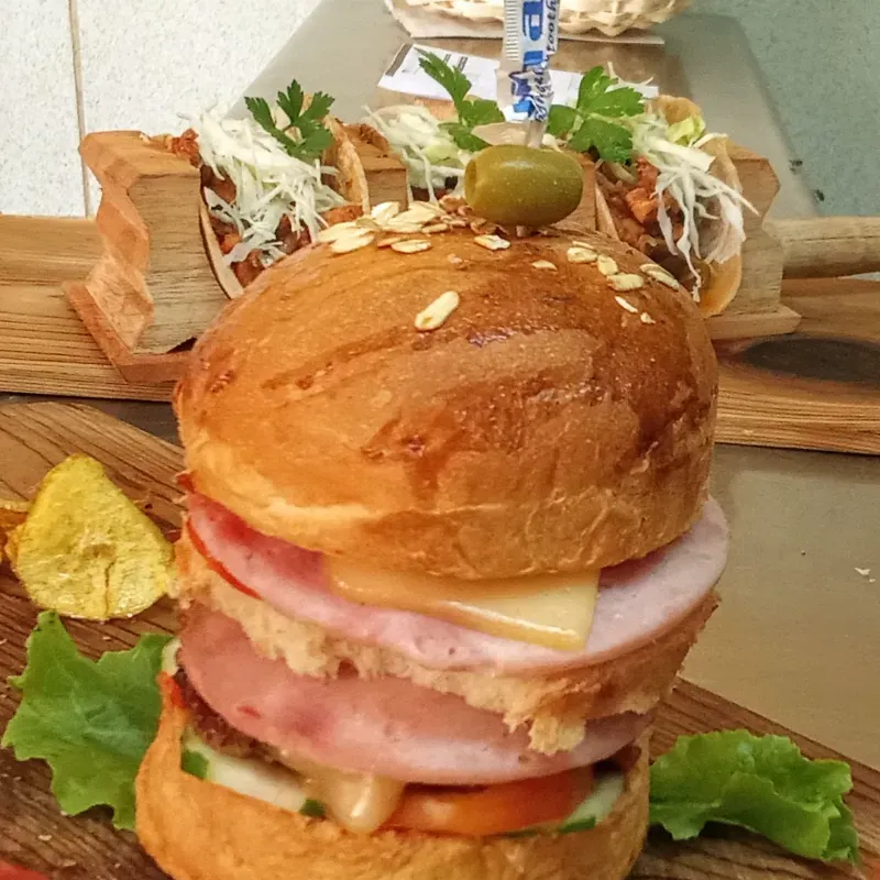 Hamburguesa 1/4 libra de jamón y doble queso gouda