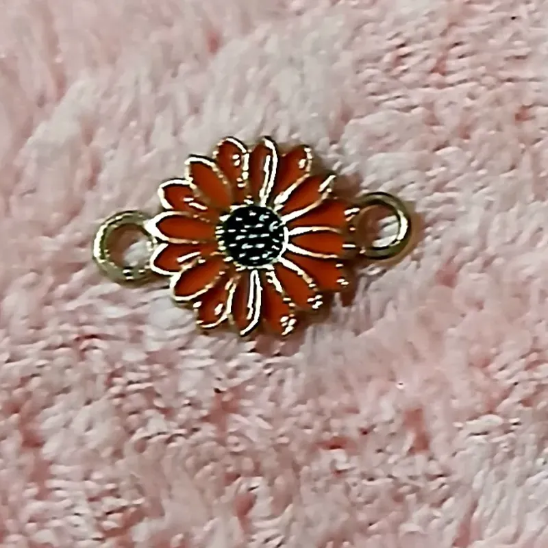 Dije Conector dorado esmaltado flor margarita naranja