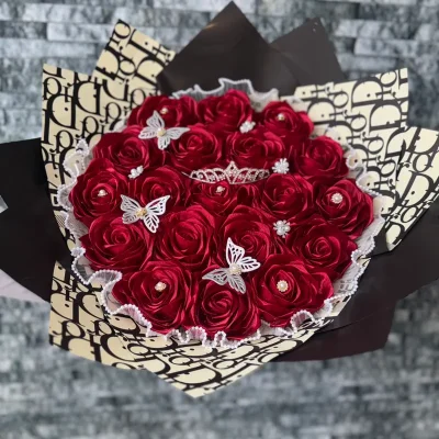 Ramo Buchón rojo con tiara