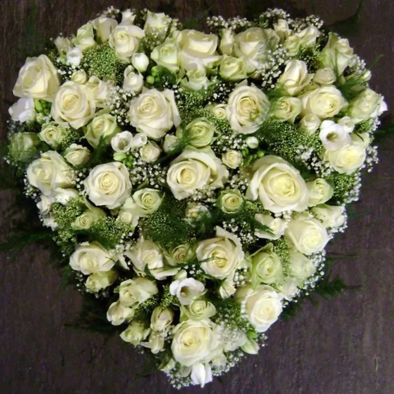 Arreglo fúnebre en forma de corazón