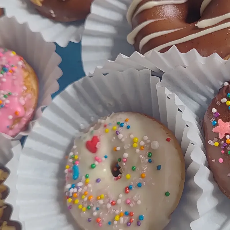 Minidonitas con cobertura de chocolate blanco
