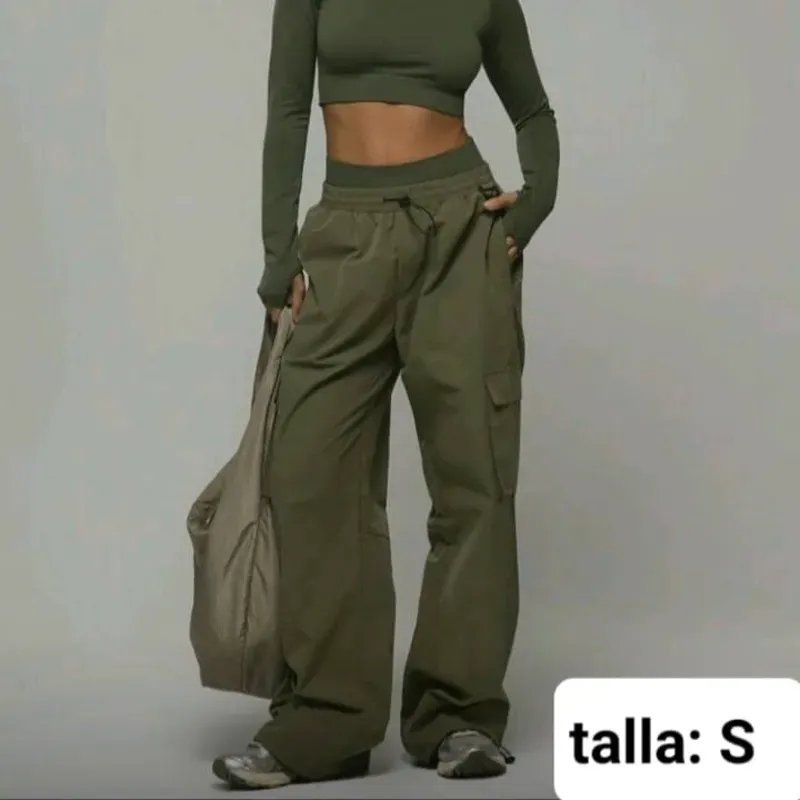 Pantalón de bolsillos verde olivo