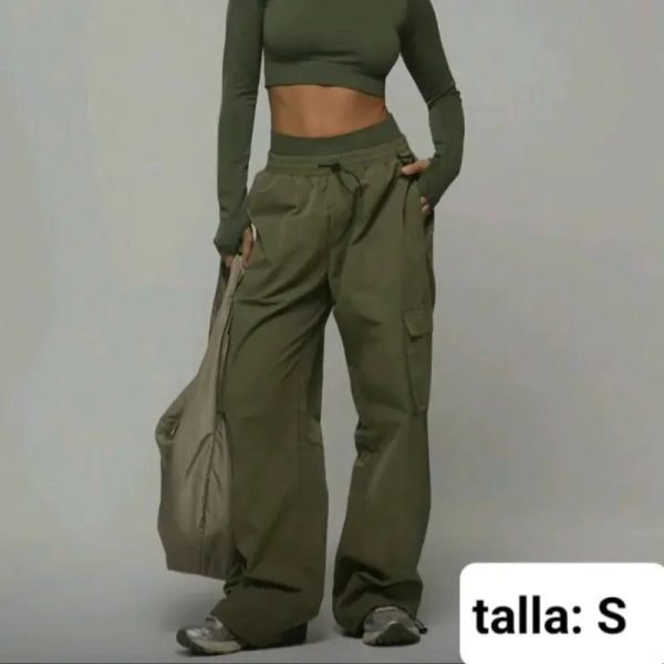 Pantalón de bolsillos verde olivo