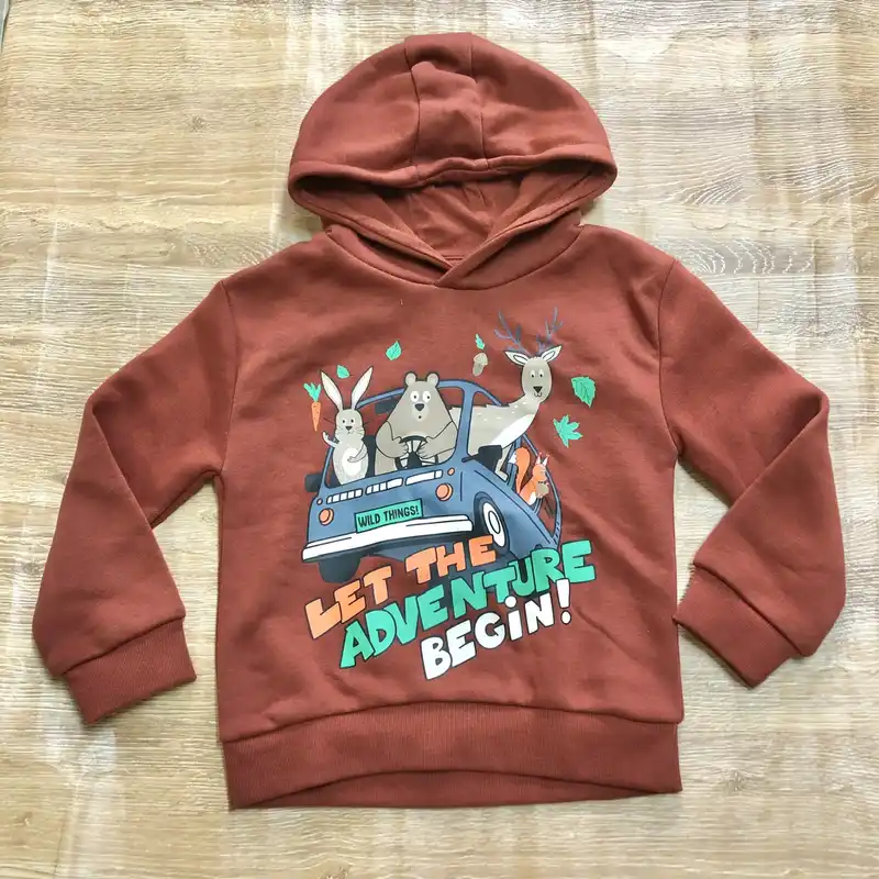 Abrigo con gorro color marrón