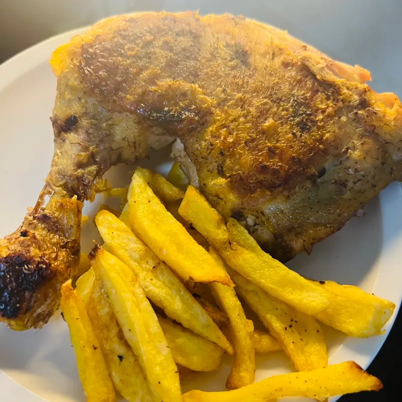 Pollo asado  con papas fritas 