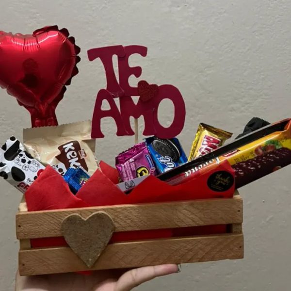 Regalo en caja de madera y globo