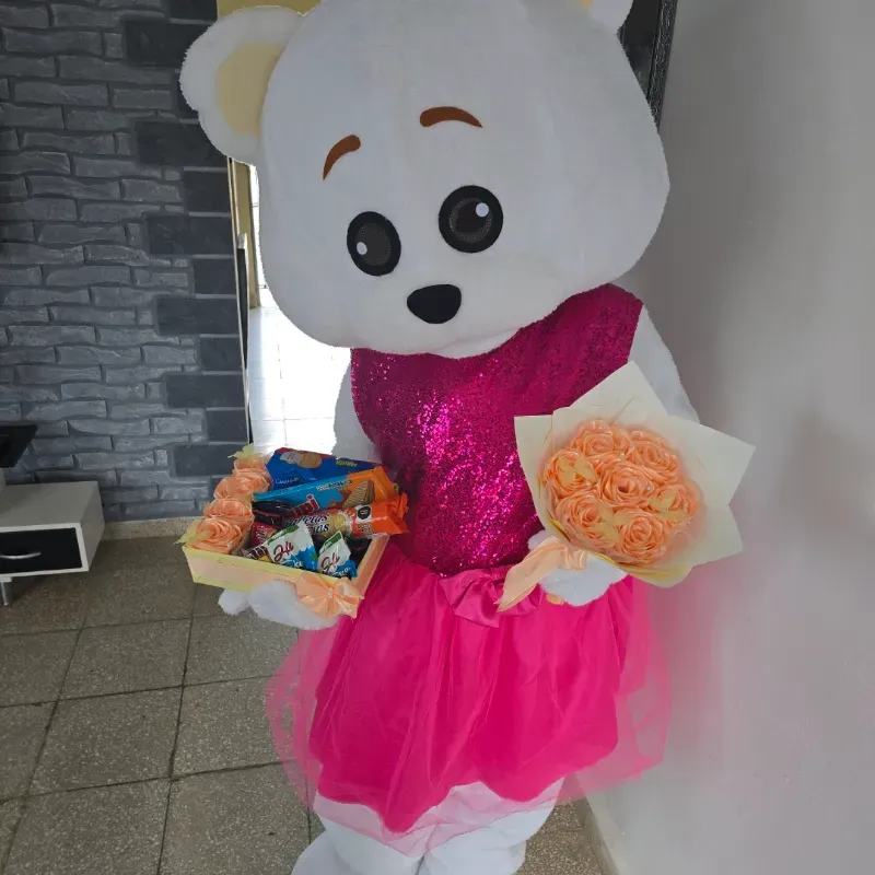 Animación de la osita Luna con 2 regalos