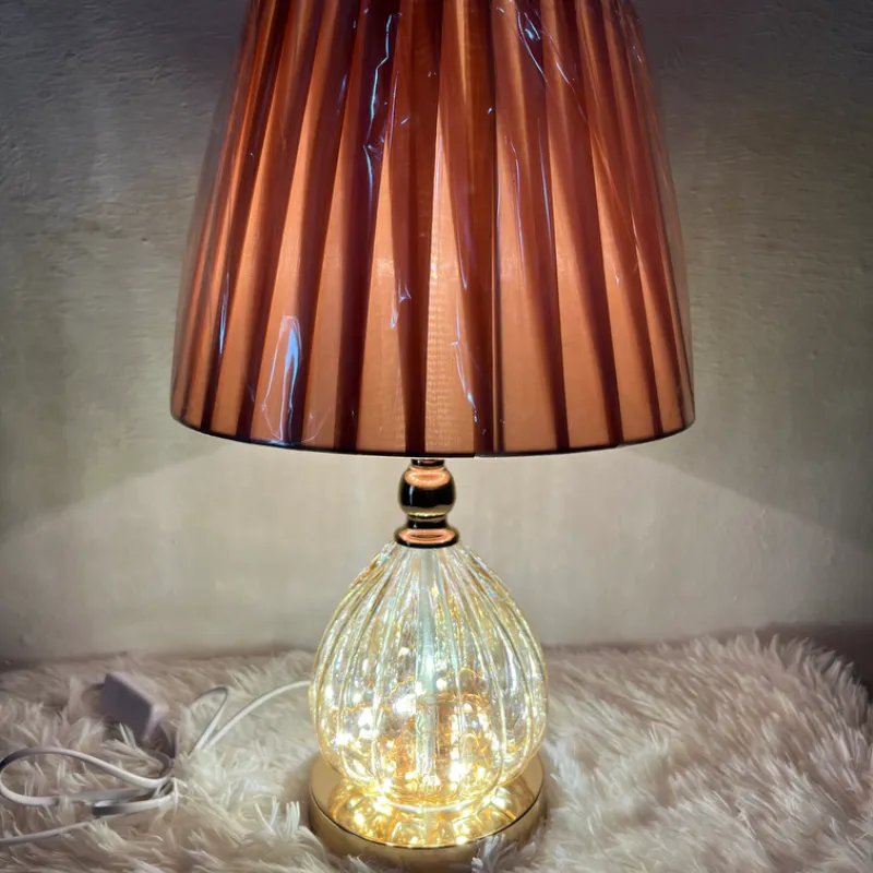 Lámpara de mesa con base de cristal y acero