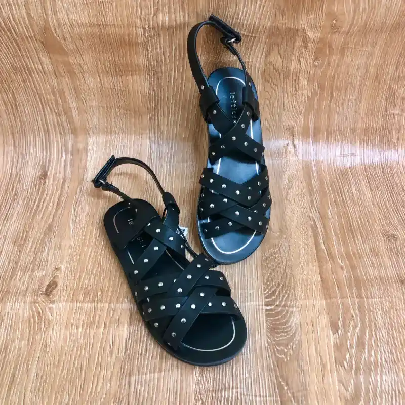 Sandalias con tiras cruzadas color negro