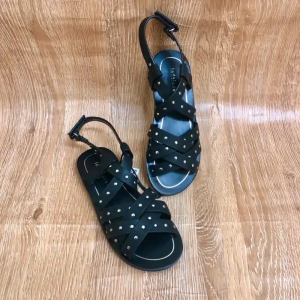 Sandalias con tiras cruzadas color negro