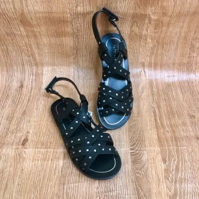 Sandalias con tiras cruzadas color negro