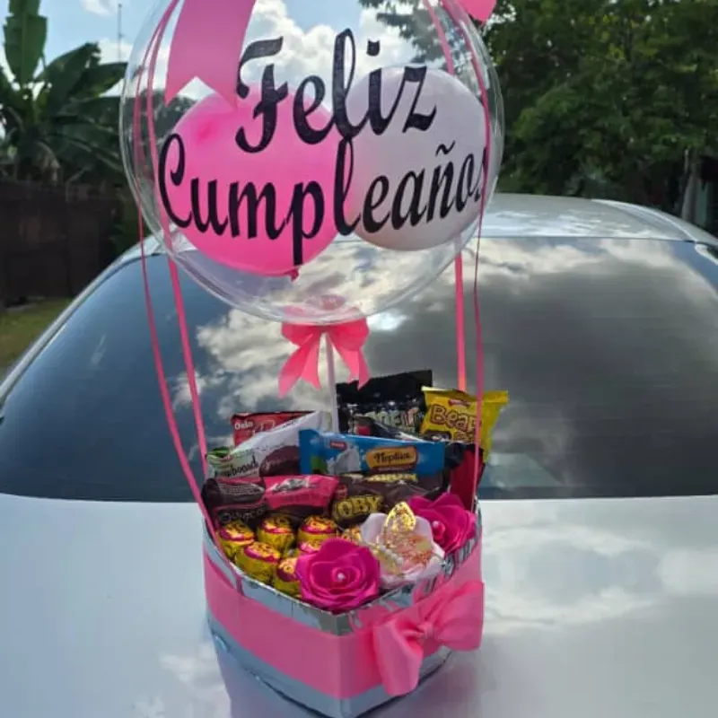 Caja de corazón con globo burbuja y confituras