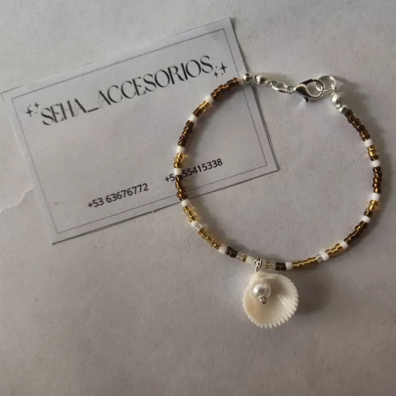Pulsera de mostacillas simple con concha