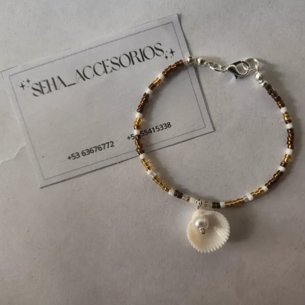 Pulsera de mostacillas simple con concha