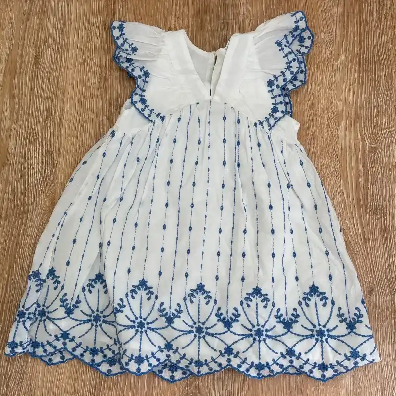 Vestido con motivos bordados