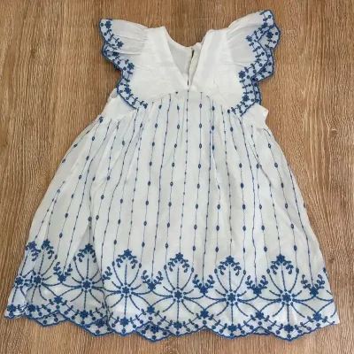 Vestido con motivos bordados