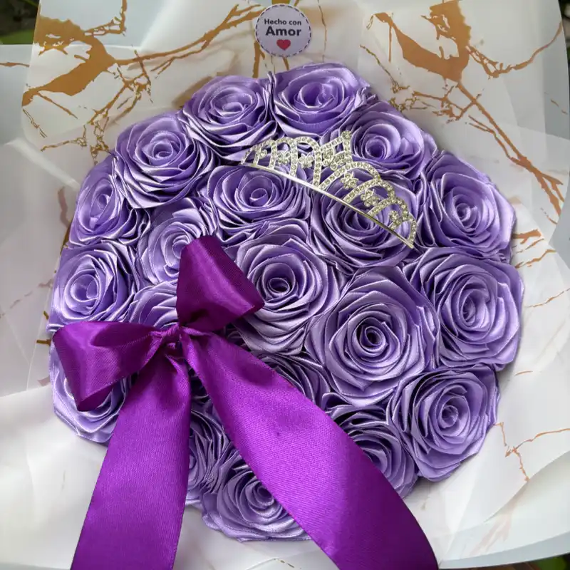 Ramo de rosas eternas para quinceañera