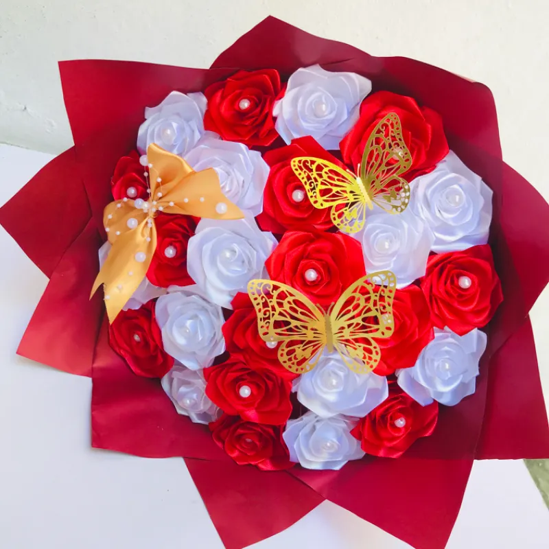 Ramo de 25  Rosas Eternas Rojo y Blanco