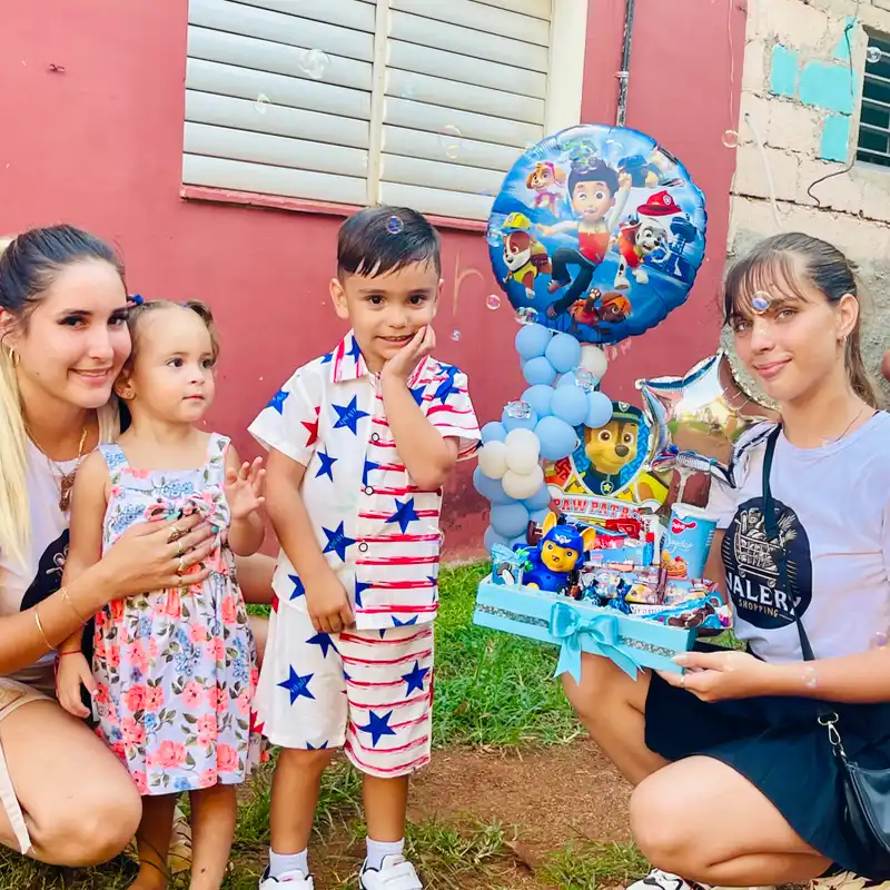 Cesta de confituras para niños con temática de muñequitos