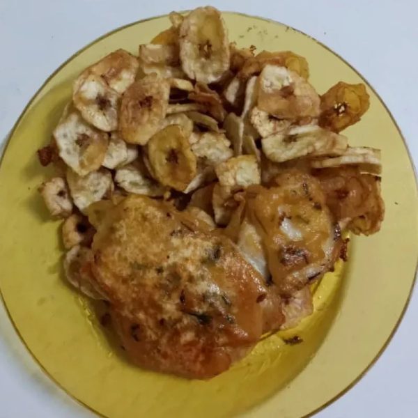 Bistec de pechuga de pollo y chicharritas de plátano