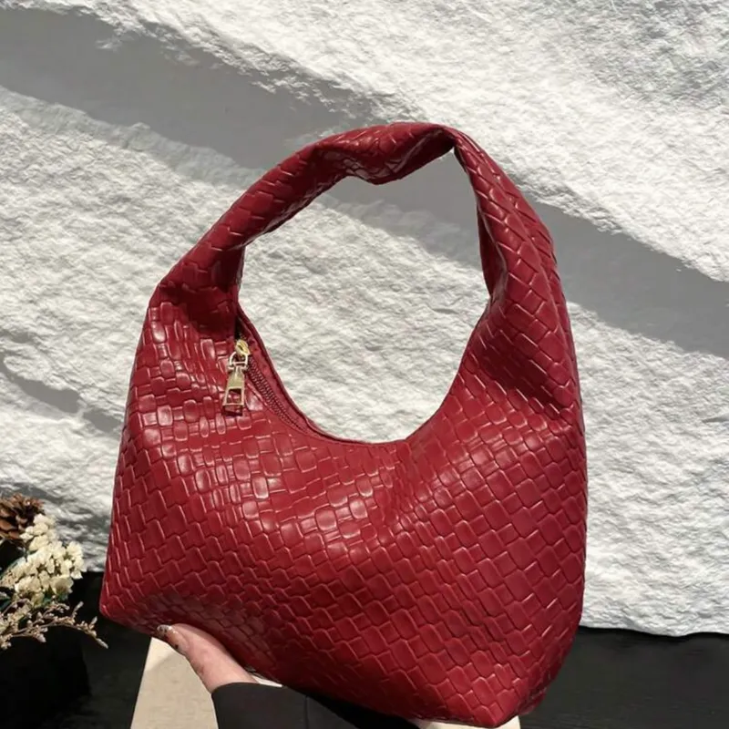 Bolso tote de medialuna con textura trenzada