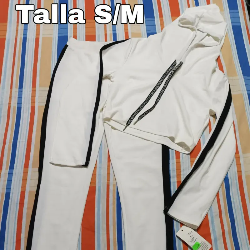 conjunto Blanco y negro de licra y abrigo.