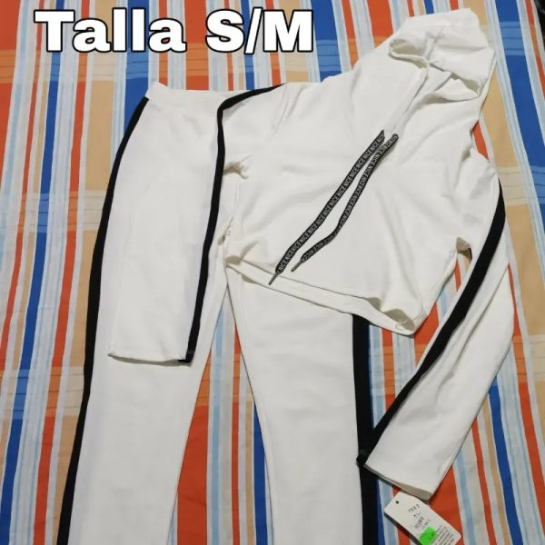 conjunto Blanco y negro de licra y abrigo.