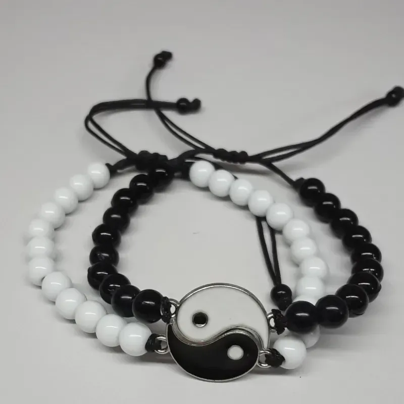 Pareja de pulseras con conector ying yang y cuentas