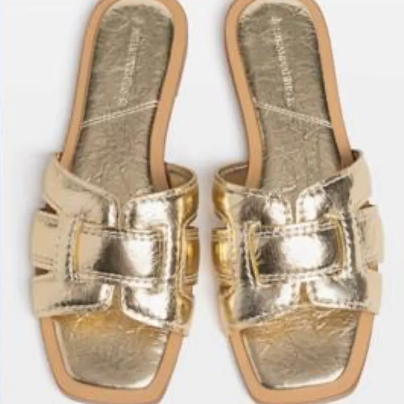 Sandalia plana cruzada