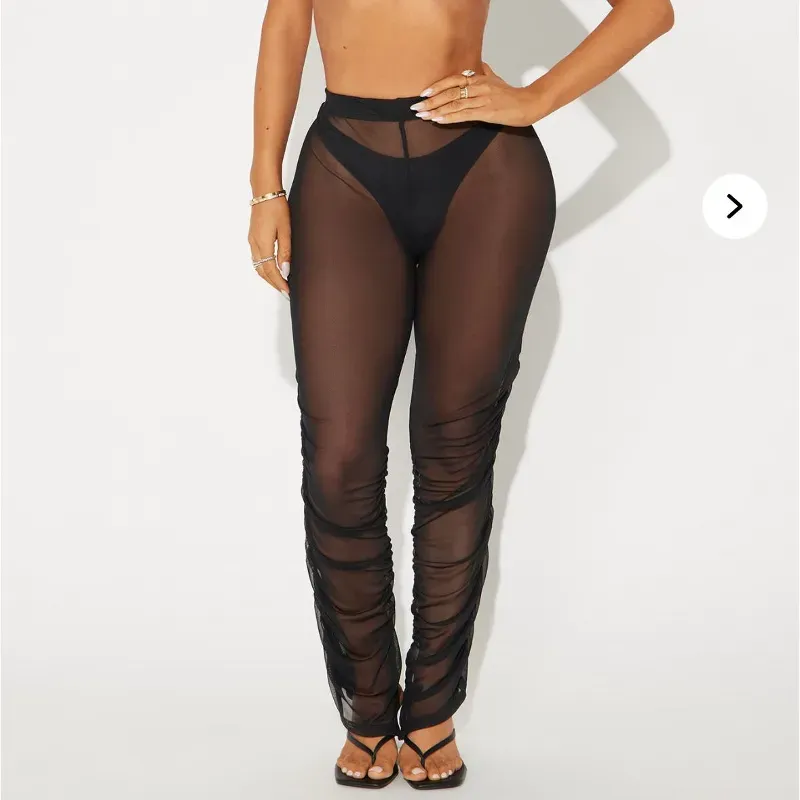 Pareo de playa ( pantaloneta negra)