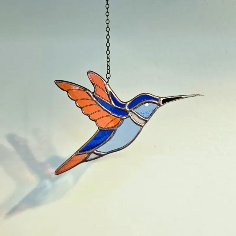 Colibrí azul de alas abiertas