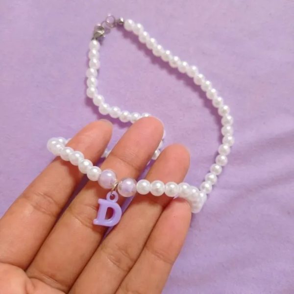 Collar De perlas  con una letra