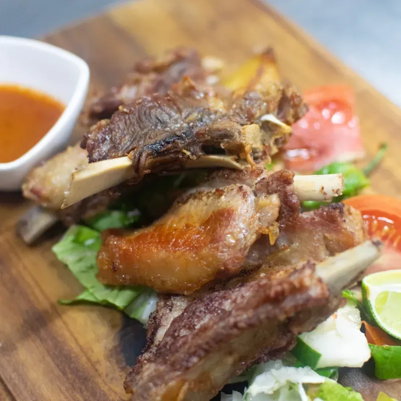 Costilla Frita en Salsa Sriracha