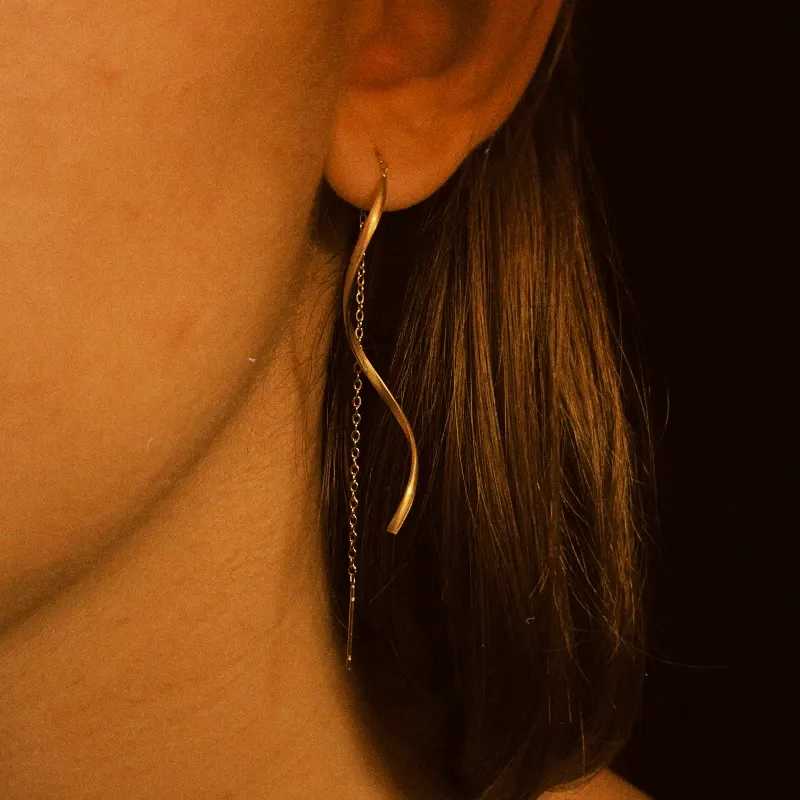 Pendientes dorados colgantes