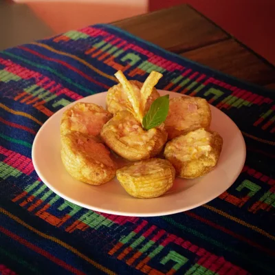 Tostones rellenos con jamón y queso