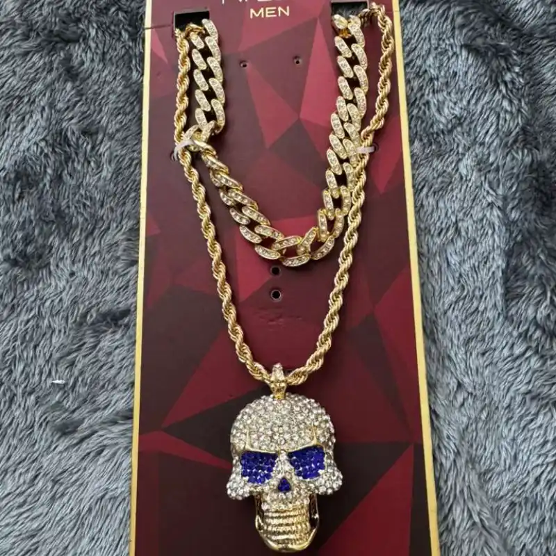 Juego de cadenas con dije de calavera