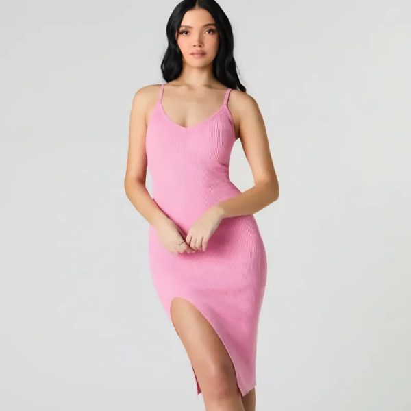 Vestido rosa claro con abertura en la pierna