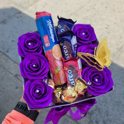 Caja cuadrada con 6 rosas y confituras.