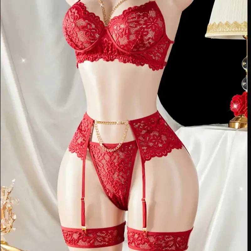 Lenceria roja con cadenas