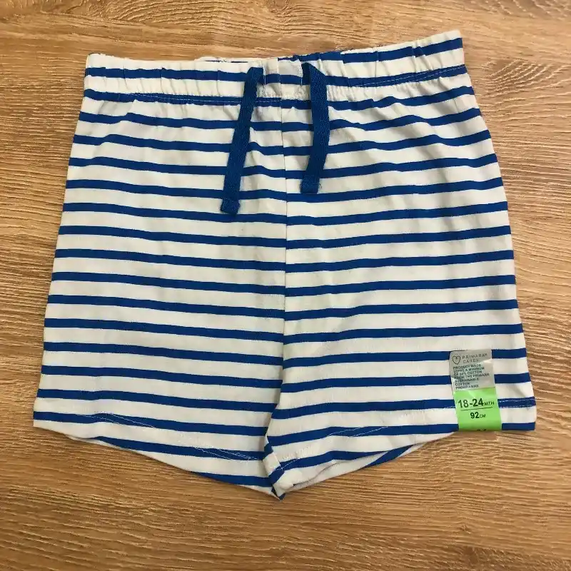 Short corto de rayas blancas y azules