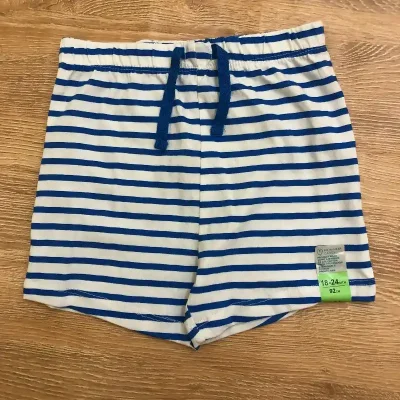 Short corto de rayas blancas y azules