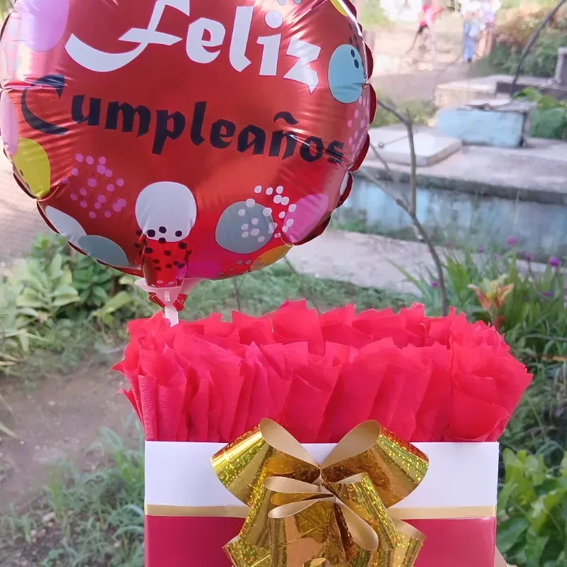 Caja con decoración roja