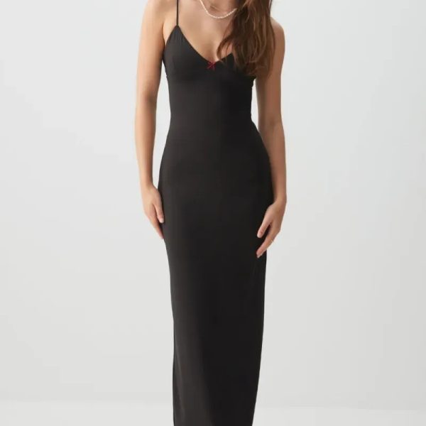 Vestido negro largo.