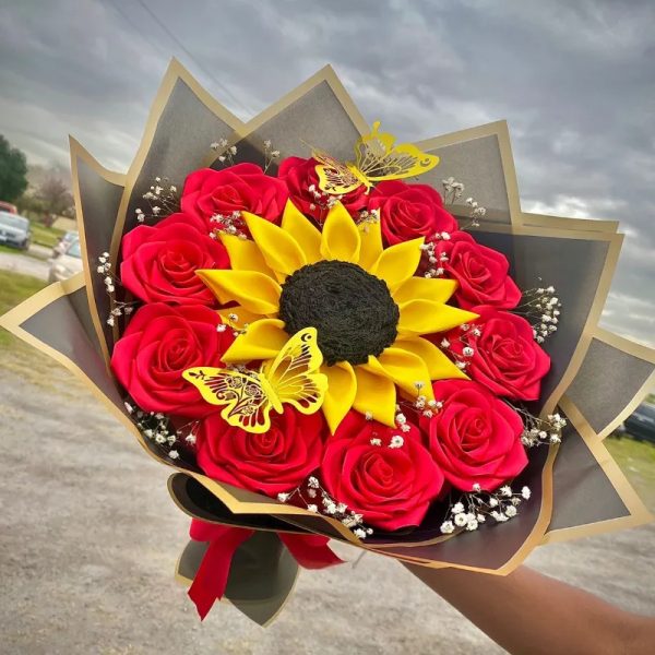 Ramo de un girasol y rosas