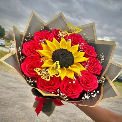 Ramo de un girasol y rosas