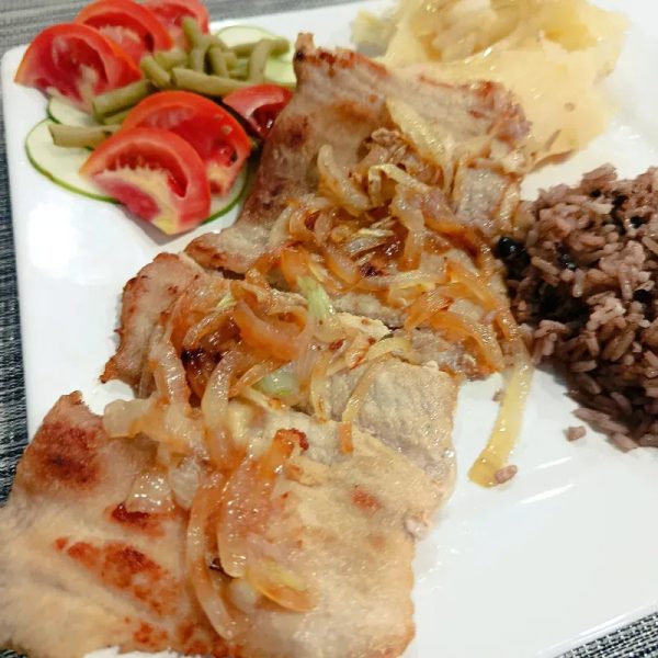 Bistec de Cerdo Grille Encebollado