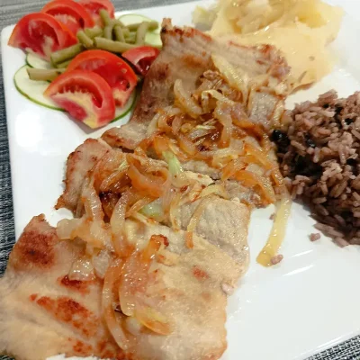 Bistec de Cerdo Grille Encebollado