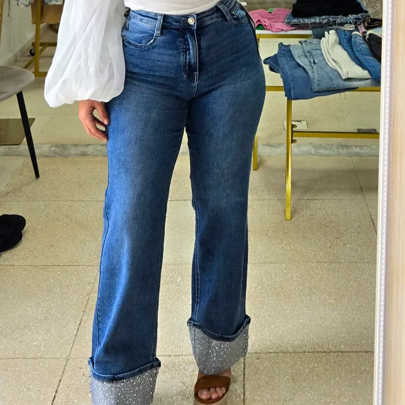 Jean azul oscuro con brillos abajo