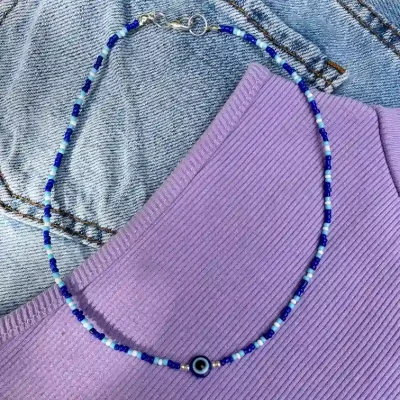 Collar de mostacillas y ojo turco