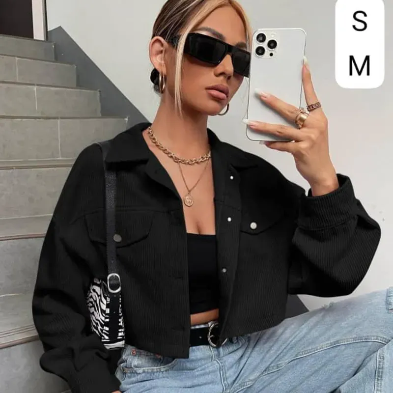  Chaqueta Crop Negra + Denim Claro – Estilo urbano con actitud